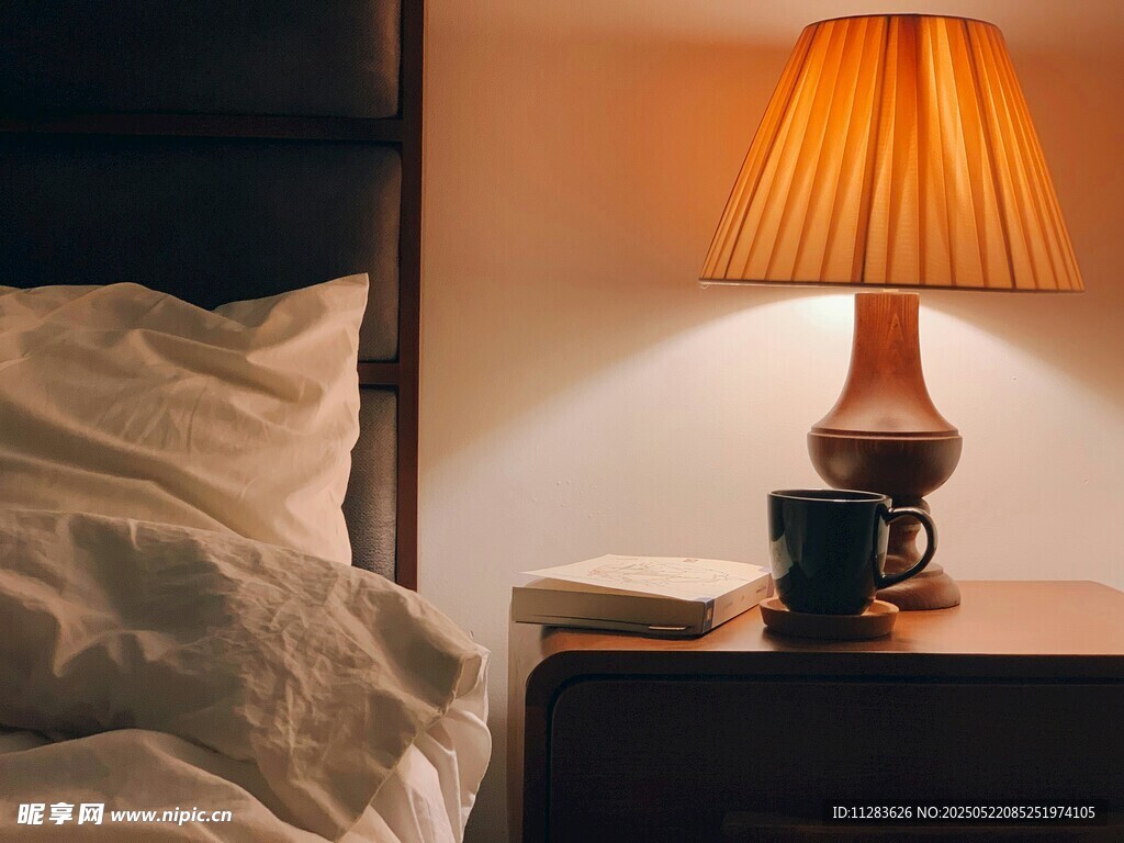温馨卧室台灯下的静谧一角