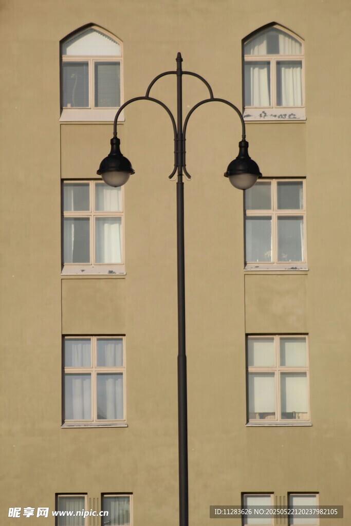 复古路灯旁的多层建筑