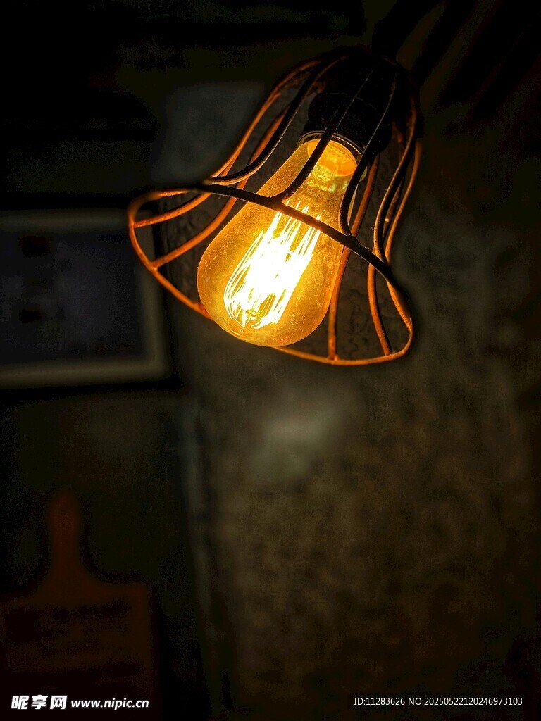 复古铁艺灯泡散发温暖光芒