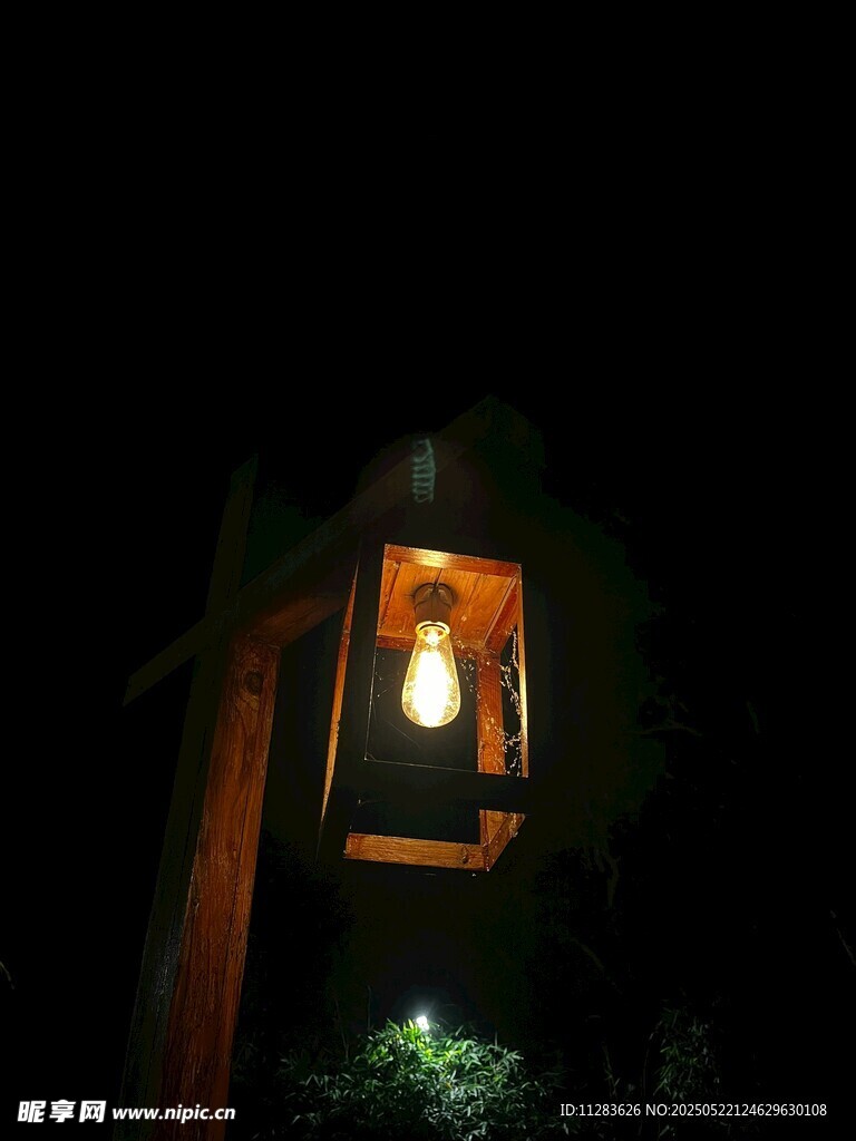 黑夜中的温暖灯笼