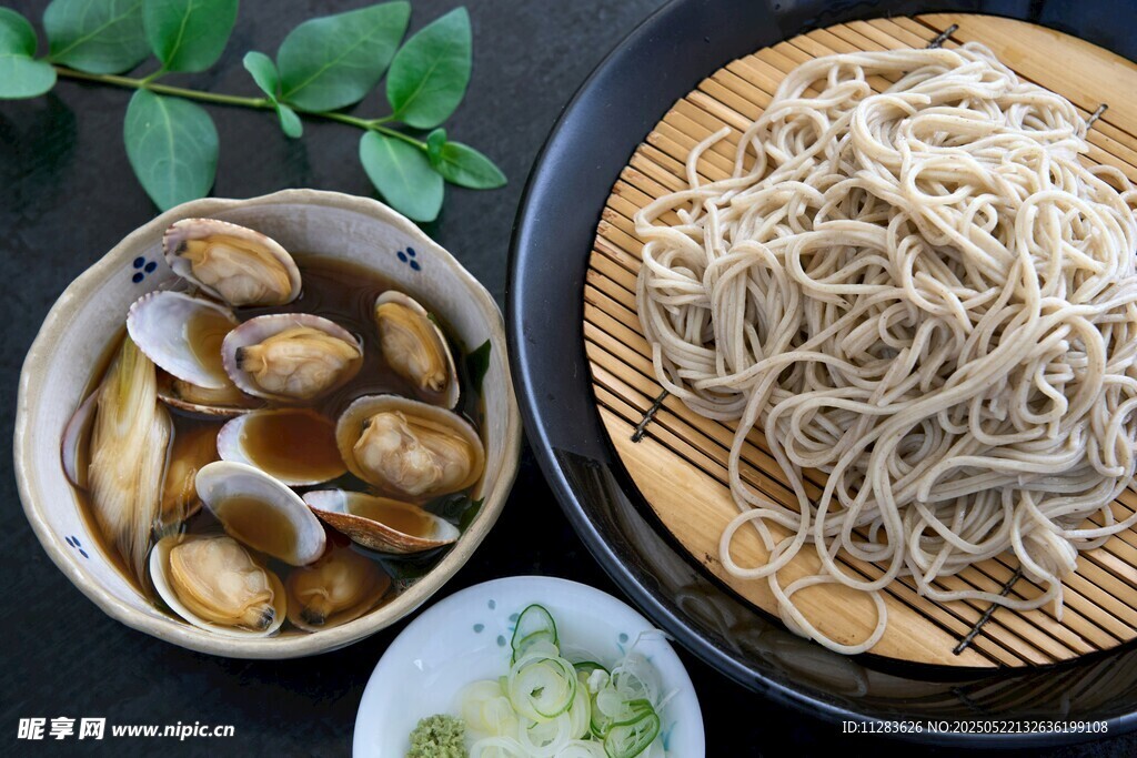 荞麦面配蛤蜊等美味餐食