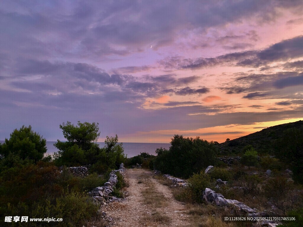 黄昏下的山间小径美景