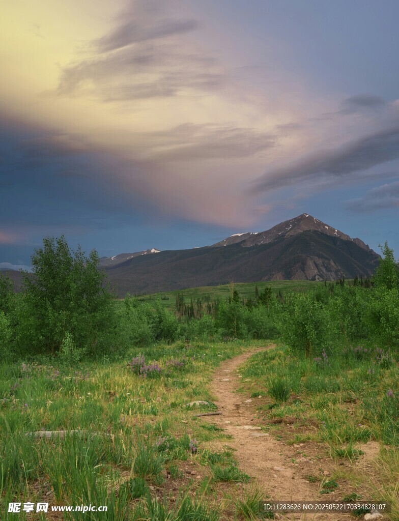 山间小径的黄昏美景