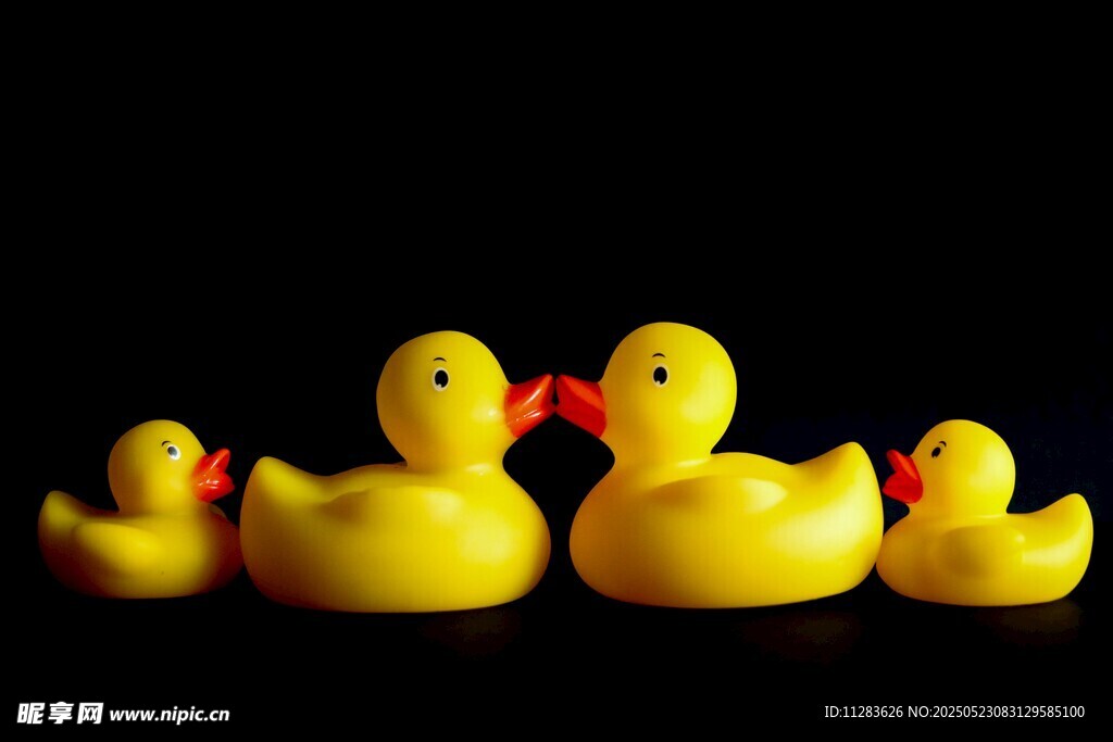 一排小黄鸭玩具