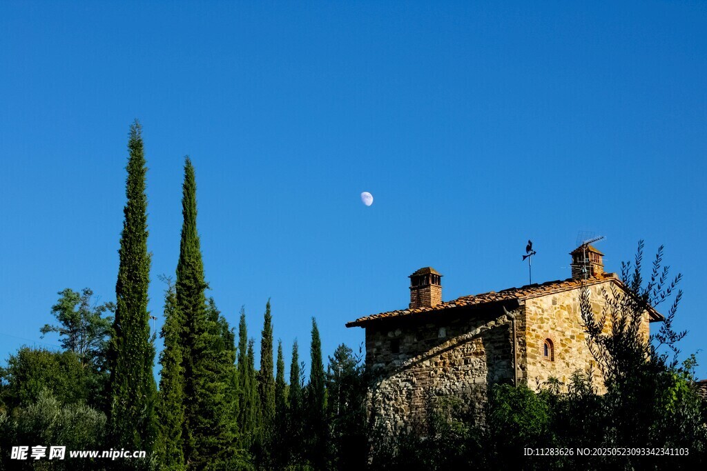 乡村月夜下的古朴房屋