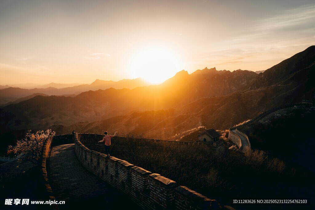 夕阳下的壮美长城景观