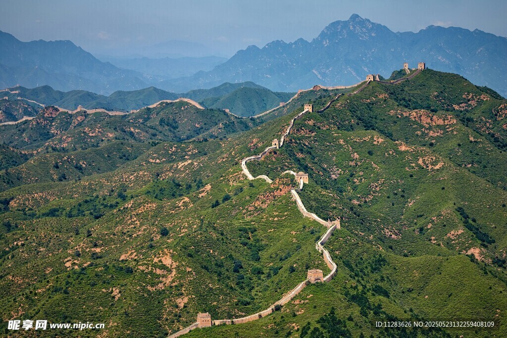 壮丽蜿蜒的山间长城景观