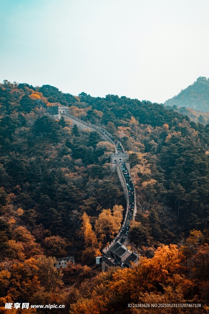 秋日山间蜿蜒的壮美道路