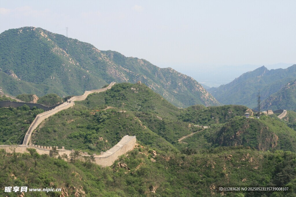壮丽长城蜿蜒于青山间
