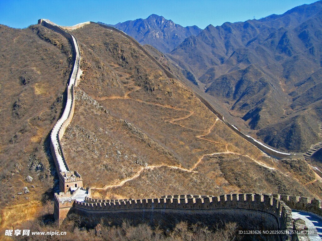 壮丽长城蜿蜒于山峦之间