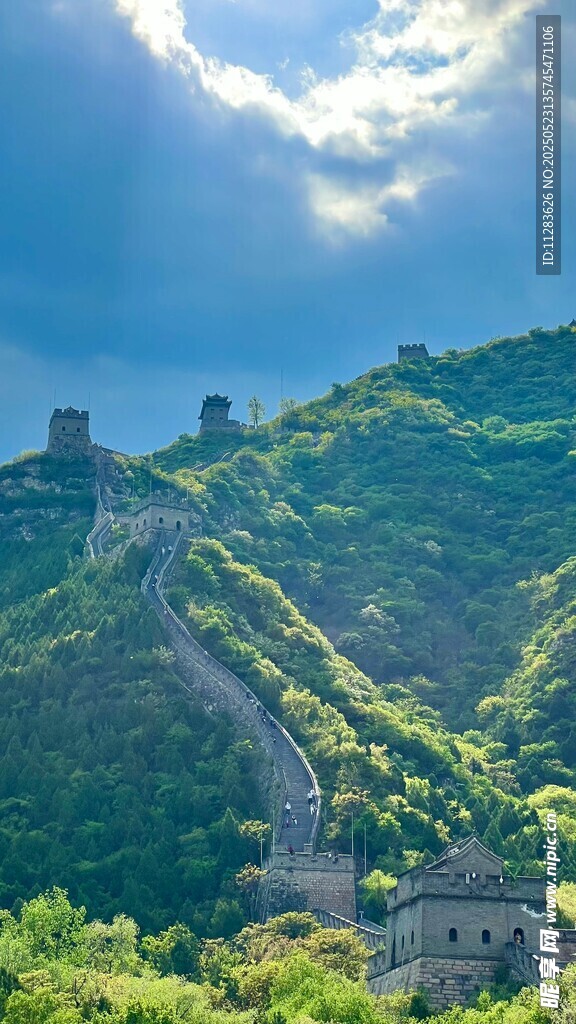 壮丽长城蜿蜒于青山之上