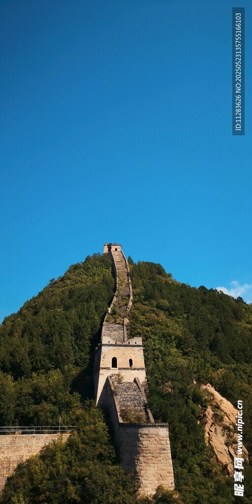 雄伟长城屹立青山之巅