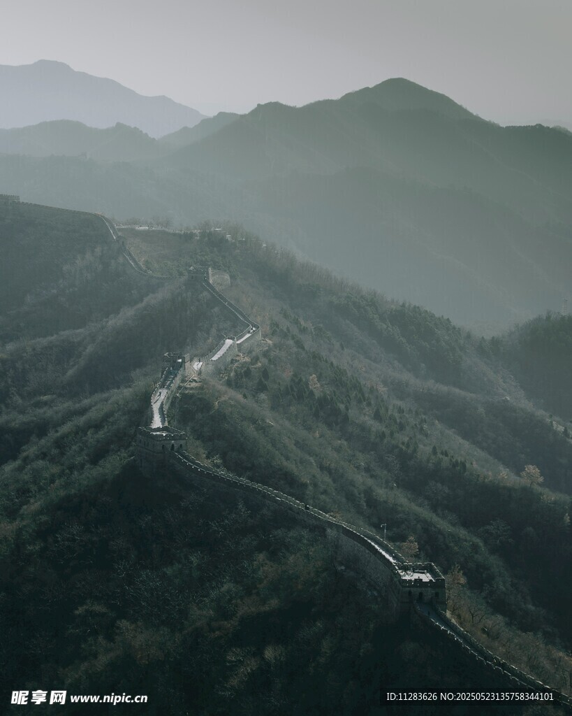 蜿蜒山路穿梭于青山之间