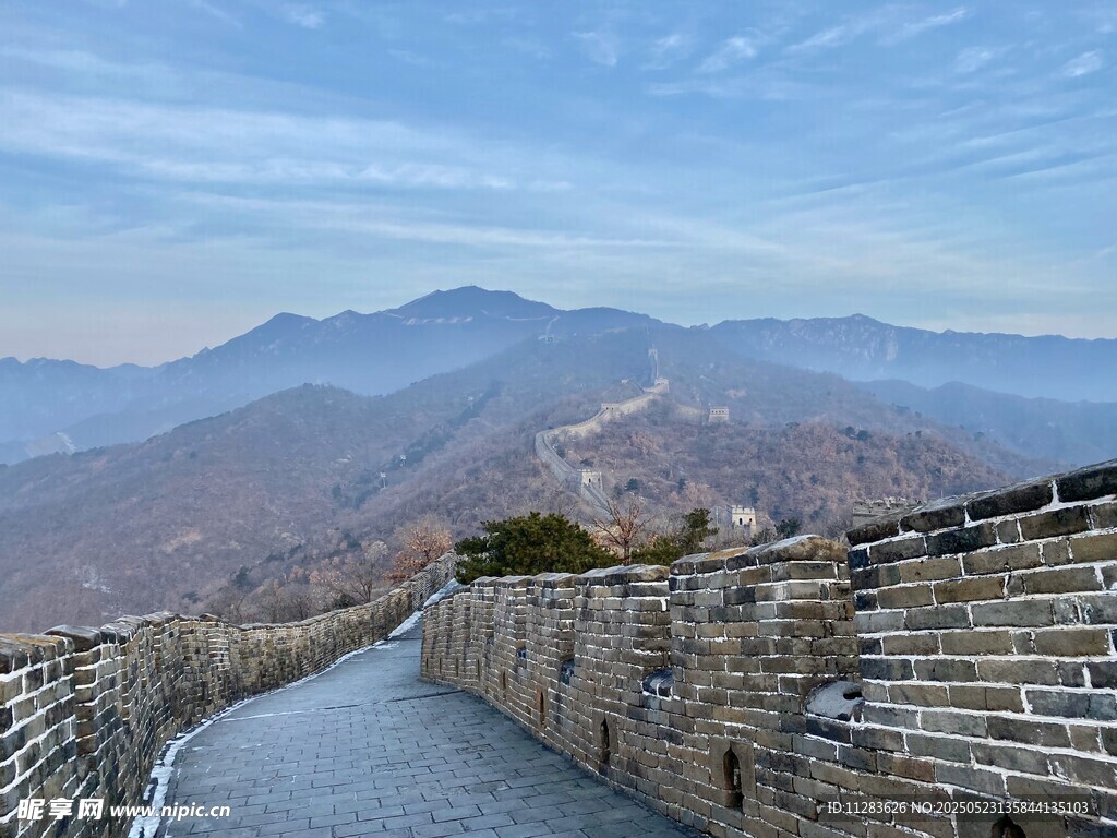 壮丽长城蜿蜒于山峦之间