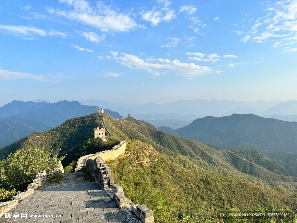 壮丽长城蜿蜒于青山之间