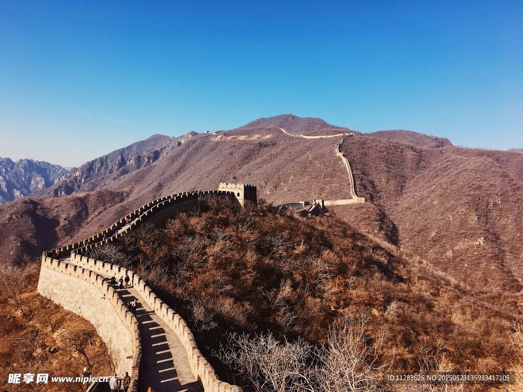 壮丽长城蜿蜒于山峦之间