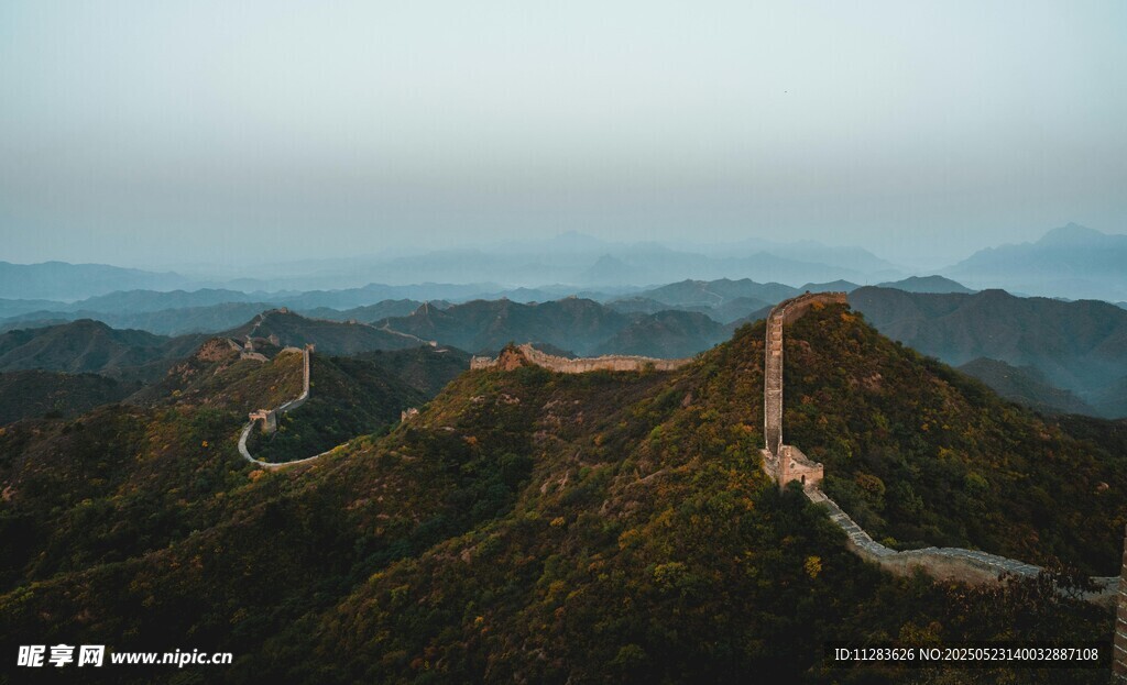 壮丽长城蜿蜒于山峦之间
