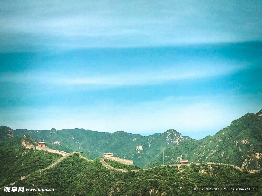 壮丽长城蜿蜒于青山之间