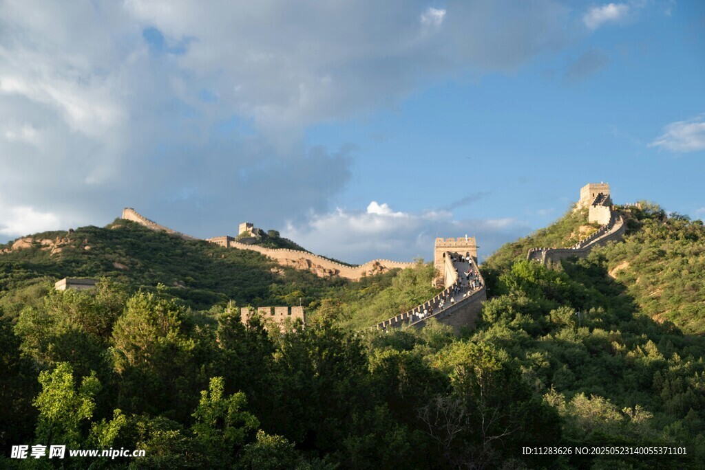山峦绿意蓝天美景