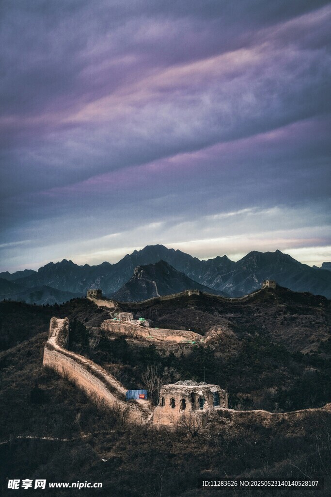 壮丽长城于山峦云海间