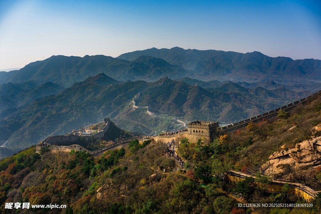 壮丽长城蜿蜒于山峦之间