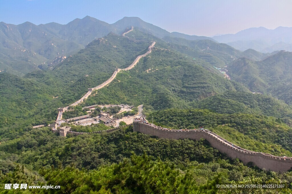 俯瞰壮丽长城蜿蜒青山间