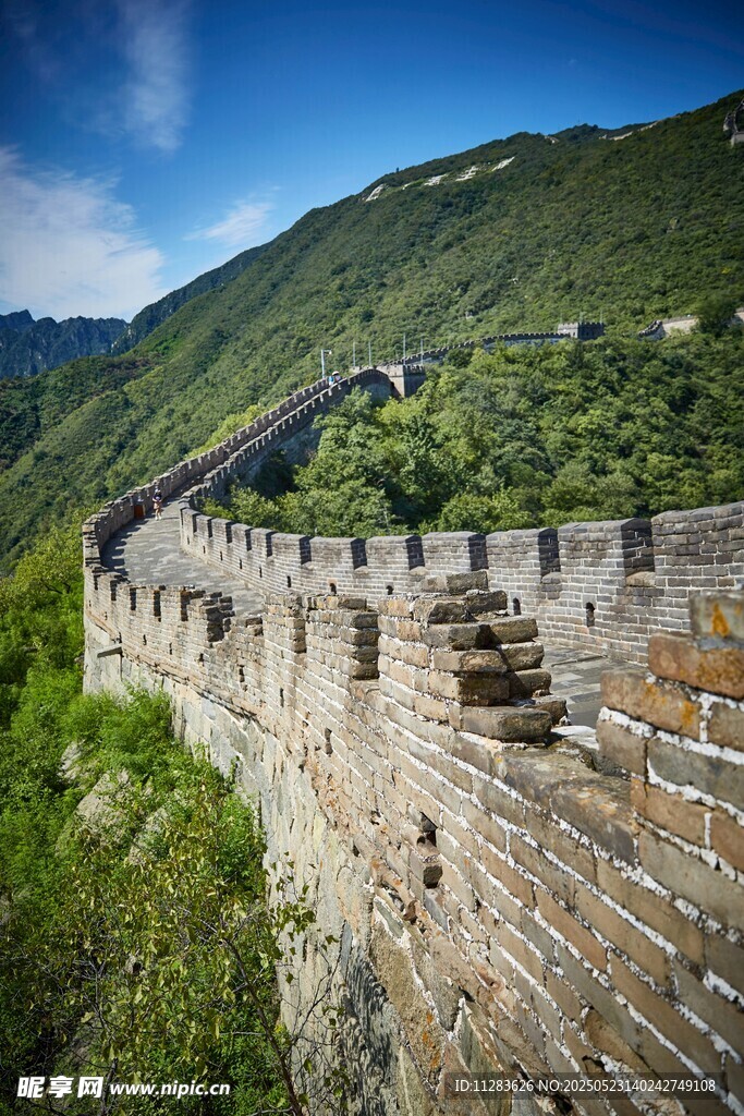 壮丽长城蜿蜒于青山之间