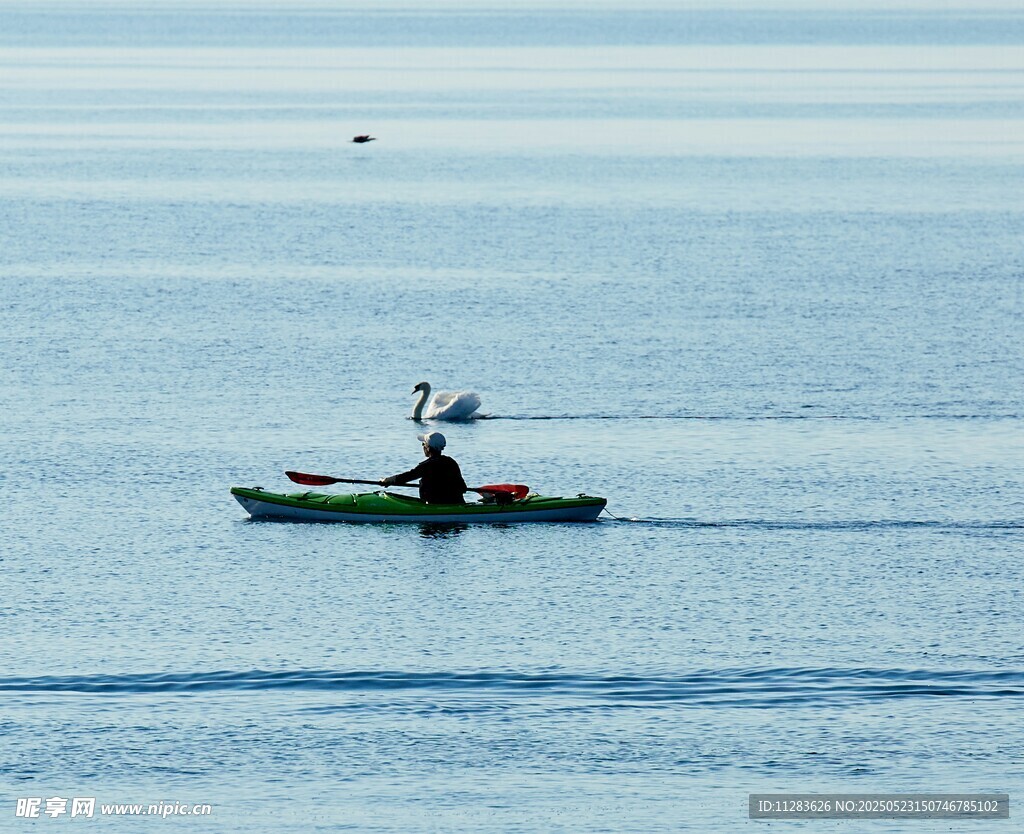 海上单人小船悠然垂钓
