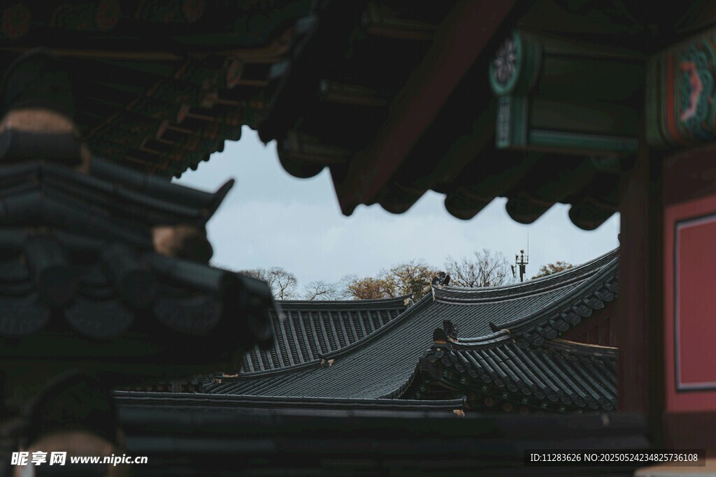 中式古建筑屋檐一角