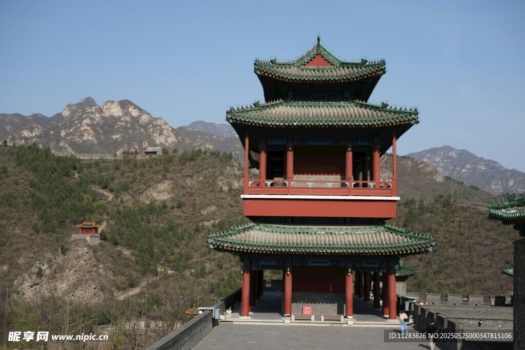 中式多层古塔屹立山间