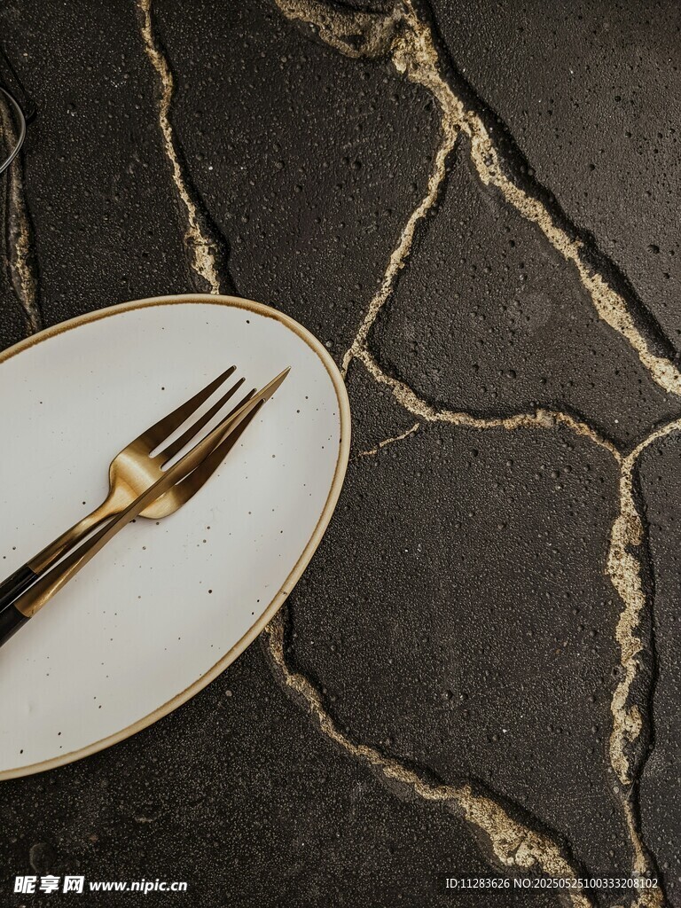 餐盘上的金属餐叉
