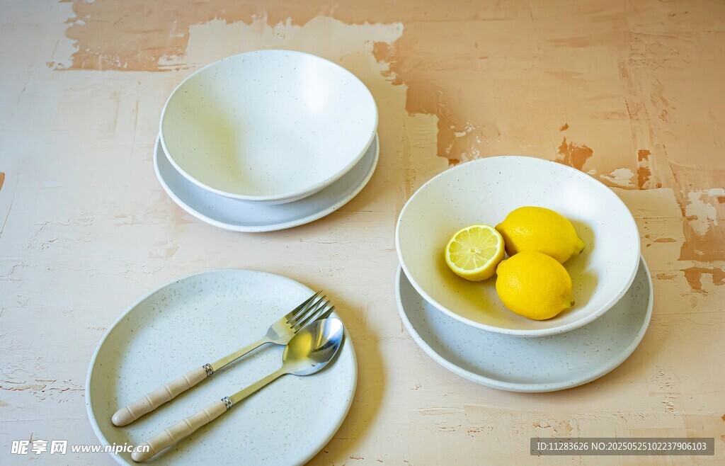 简约餐具与柠檬摆盘