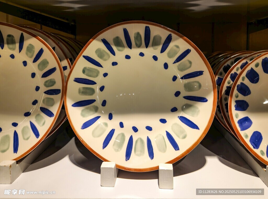 精美蓝白花纹陶瓷盘展示