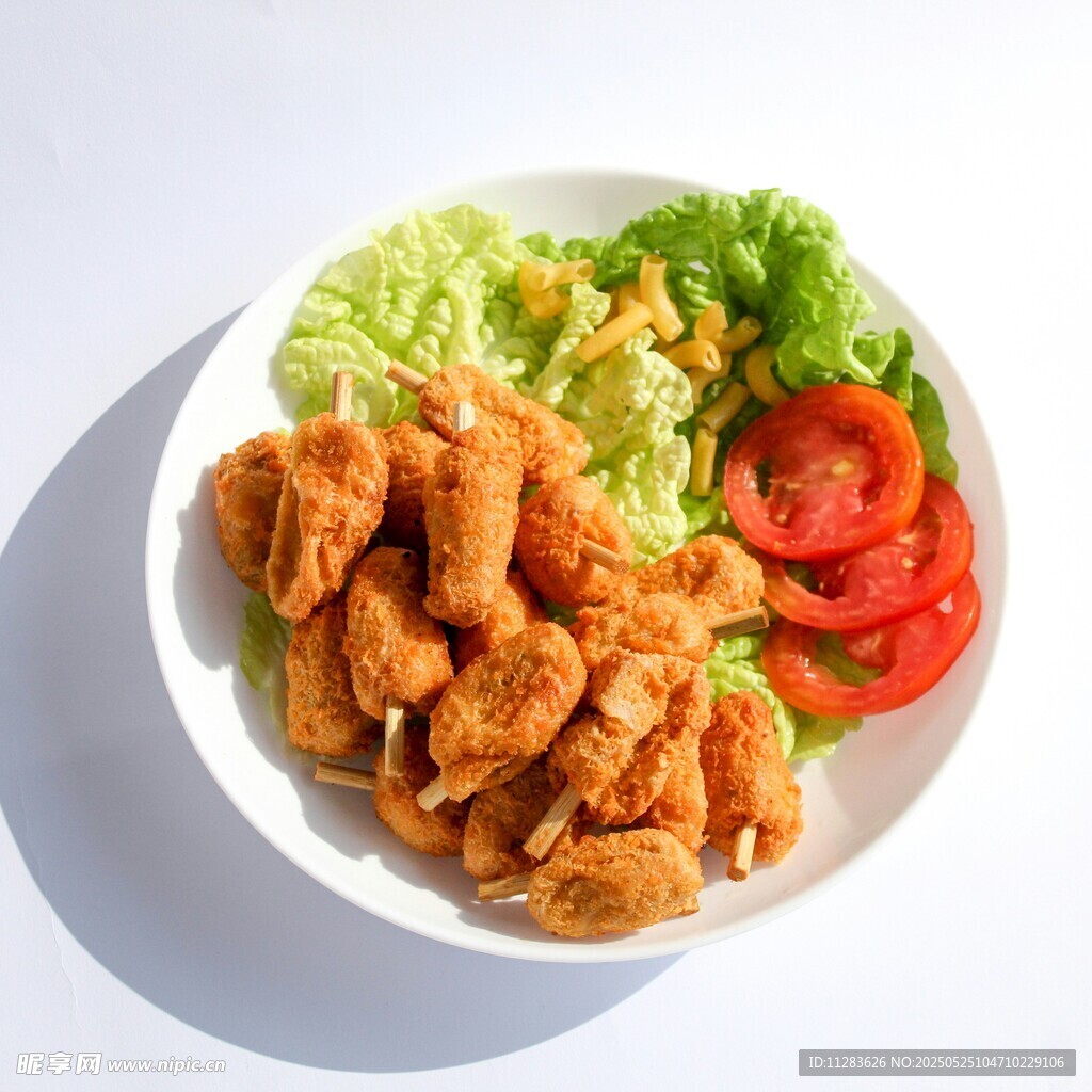 美味炸鸡配蔬菜沙拉