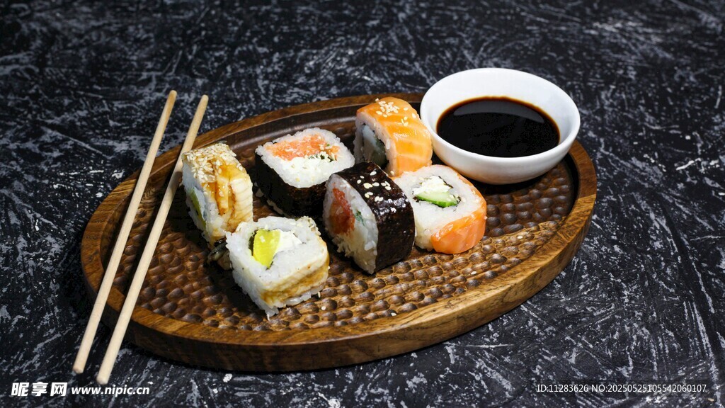 美味寿司拼盘及蘸料