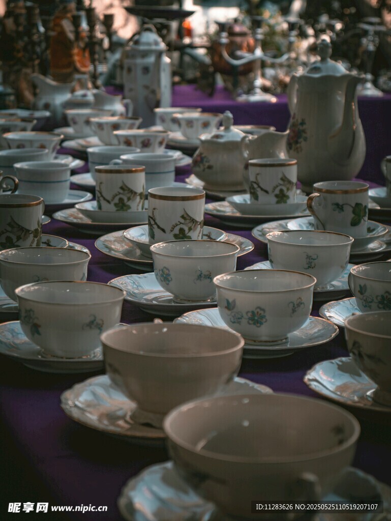 整齐摆放的精美茶具