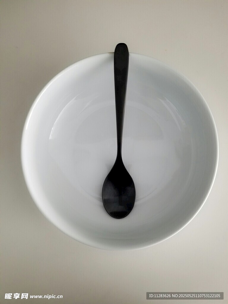 白盘上的黑色单勺