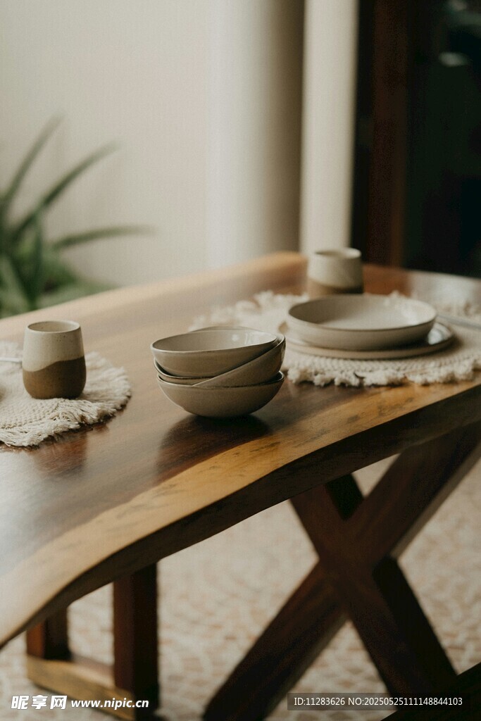 木质茶几上的精致餐具