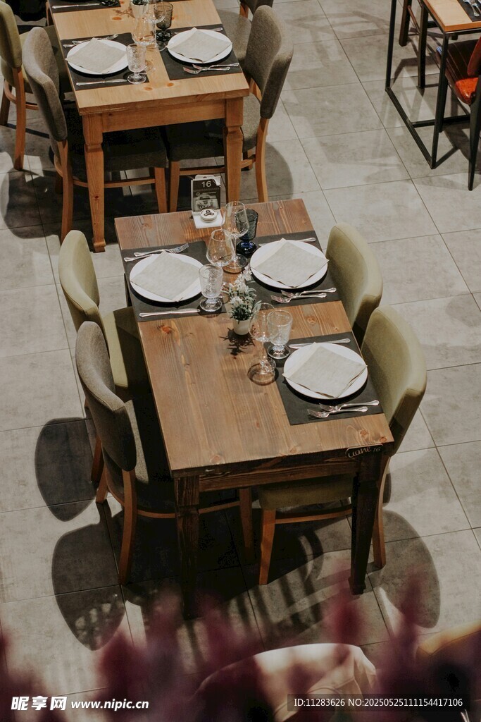 简约风格餐厅餐桌椅布置