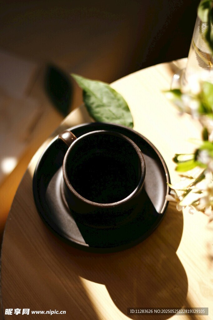 阳光下的精致黑色茶杯