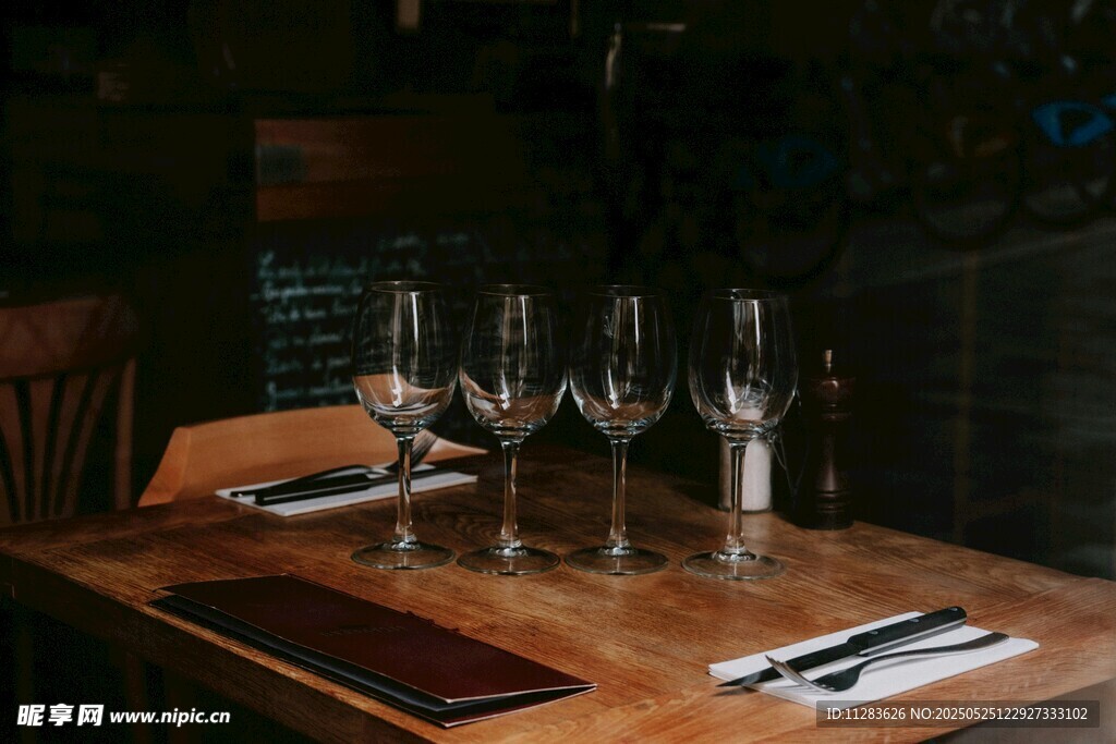 精致餐桌摆台与高脚杯