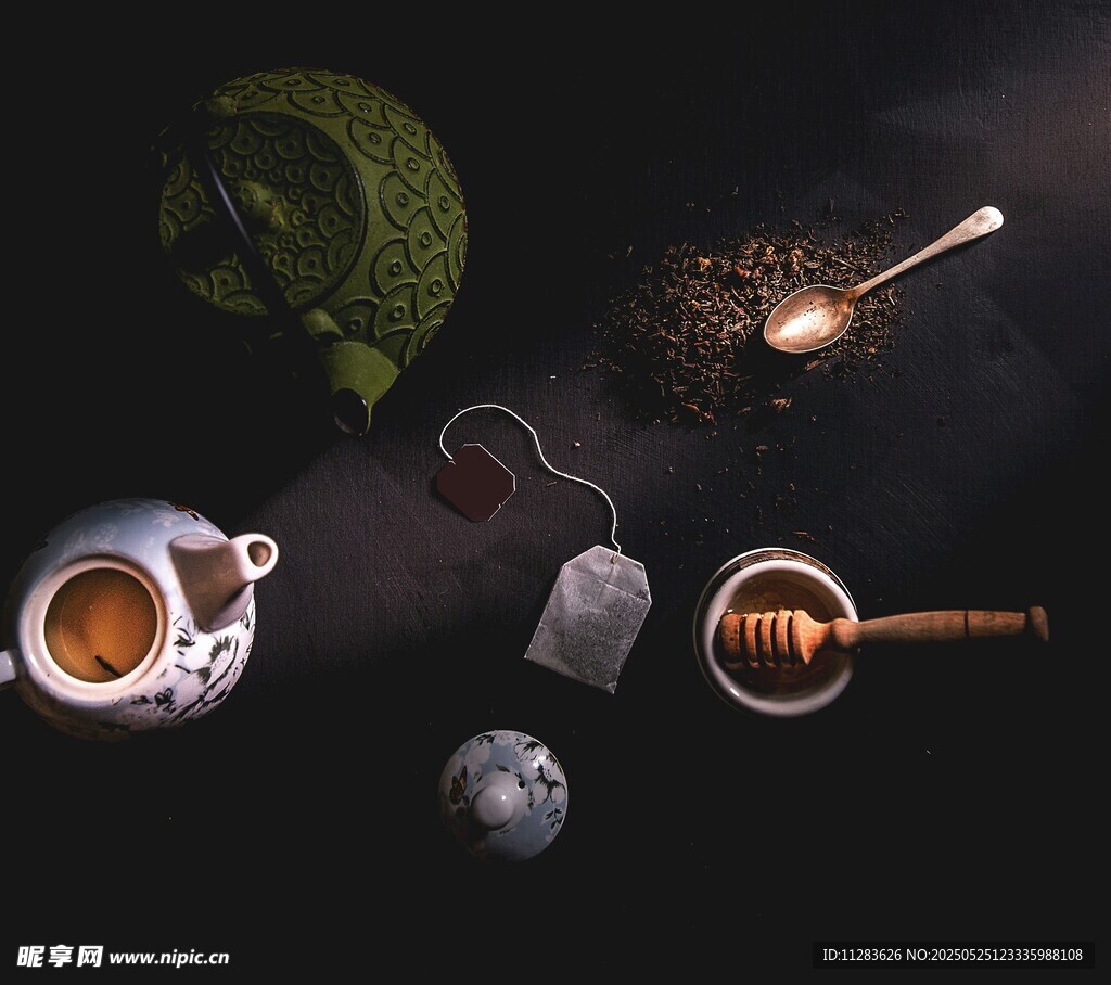 精致茶具与茶品的优雅组合