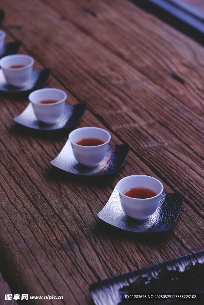木质桌上的精致茶杯组合