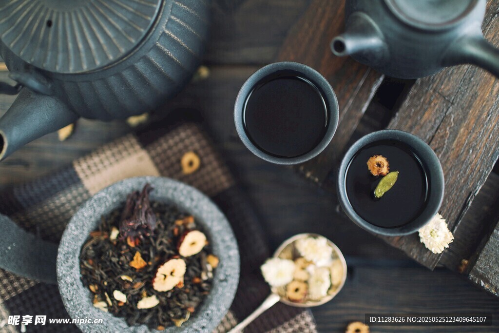 中式茶具与茶饮展示