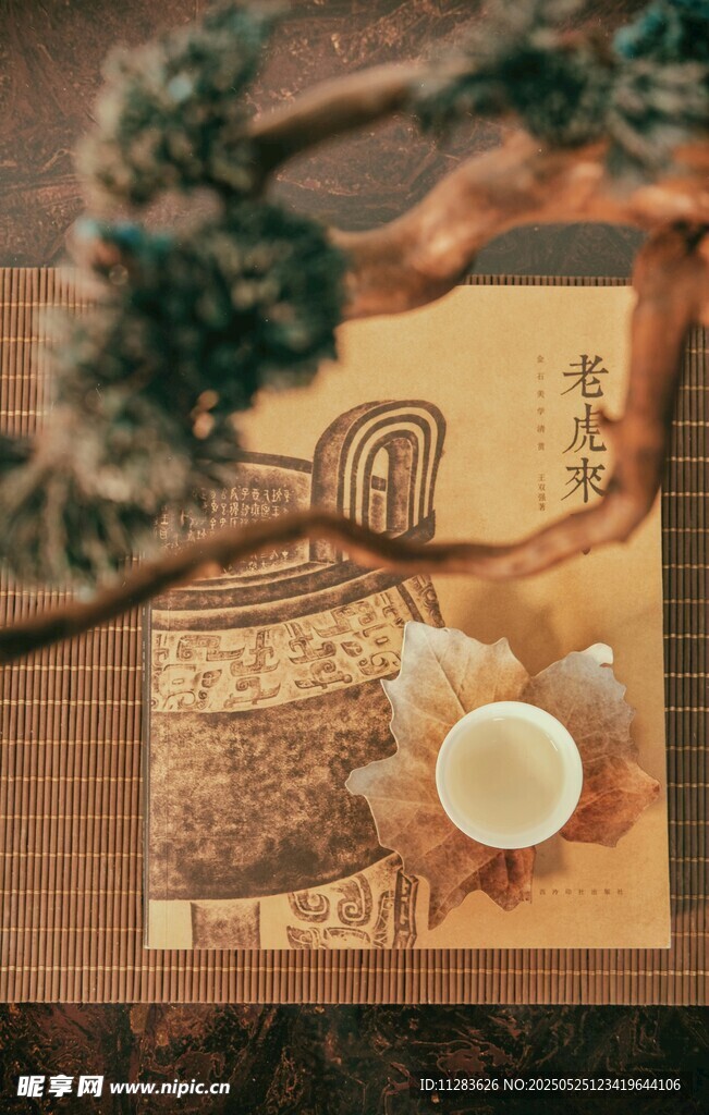 复古风桌面摆件与咖啡杯