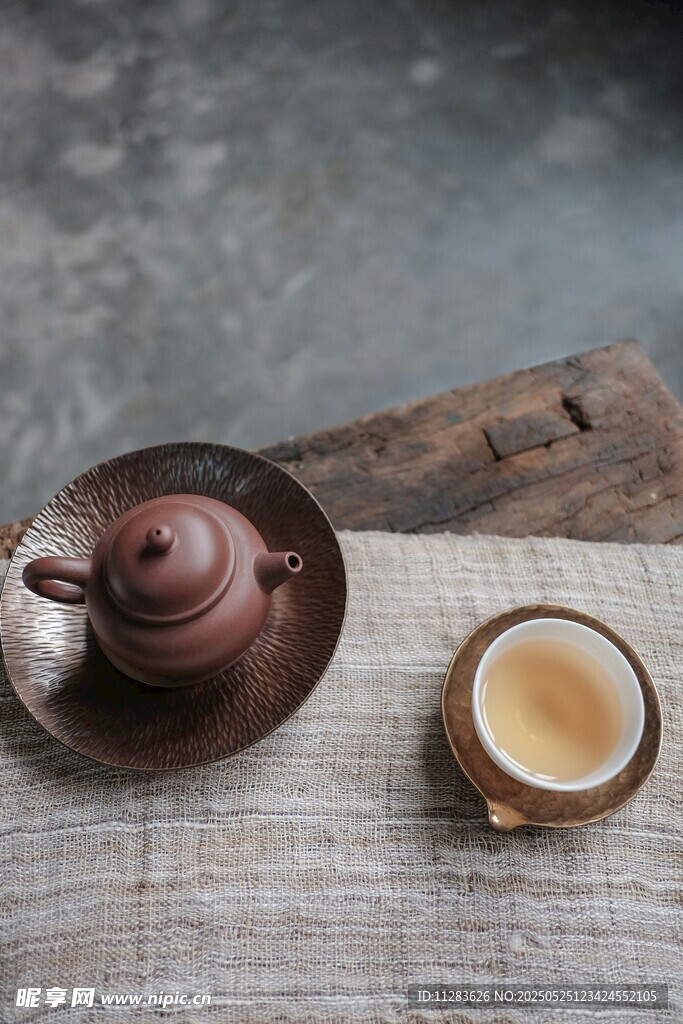 古朴茶具与杯中香茗