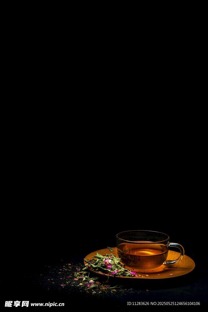 静谧茶盏旁的茶叶与光影