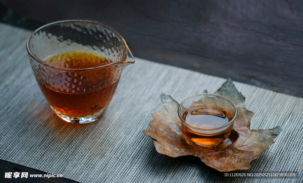 中式茶具与琥珀色茶汤