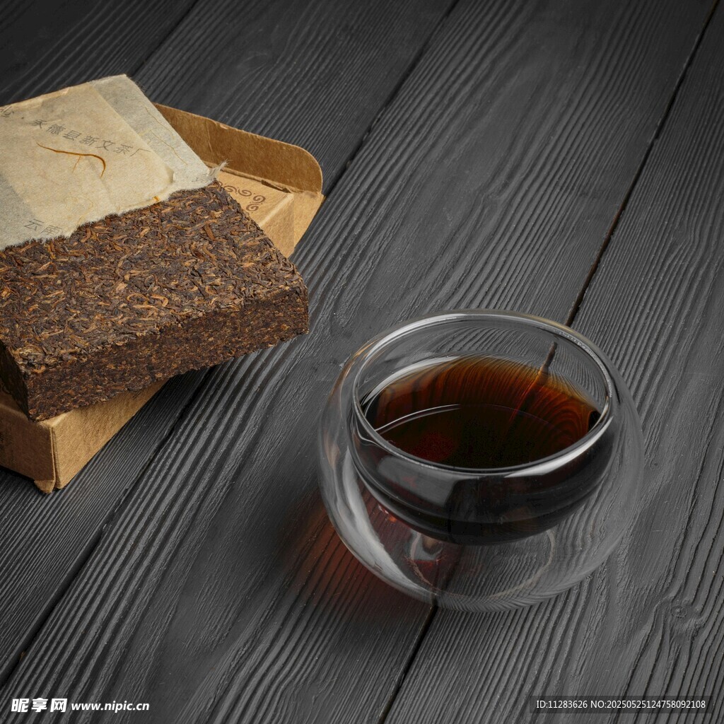 传统砖茶与泡好的茶汤