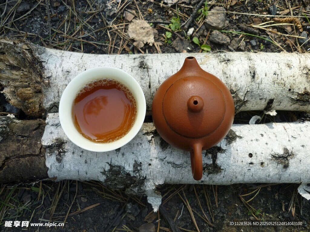 户外木上的茶壶与茶杯